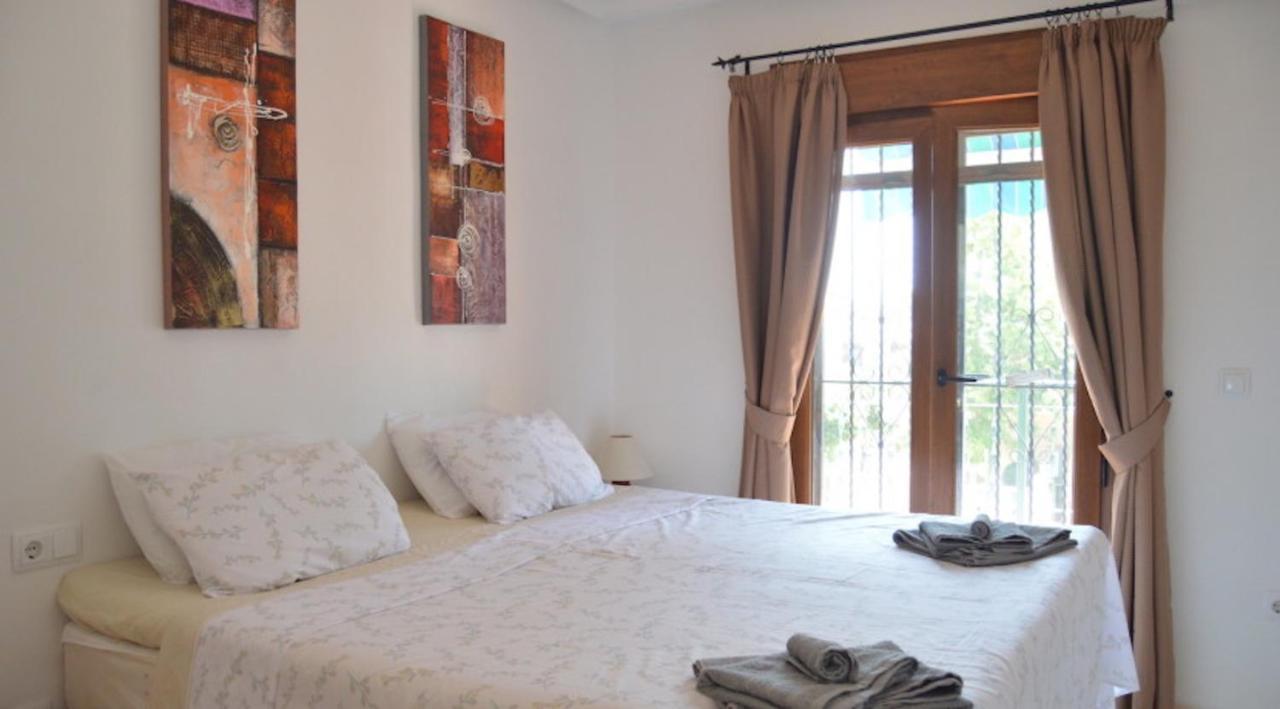 Villamartin, Lovely 2 Bed House, Short Walk To The Plaza. Holiday home Orihuela