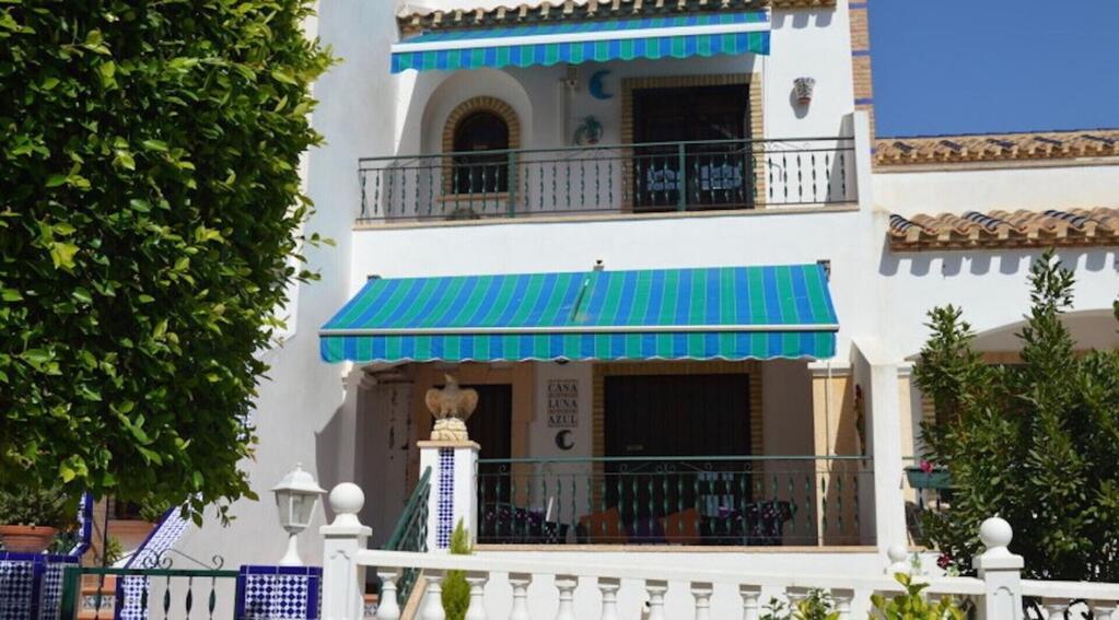 Villamartin, Lovely 2 Bed House, Short Walk To The Plaza. Holiday home Orihuela